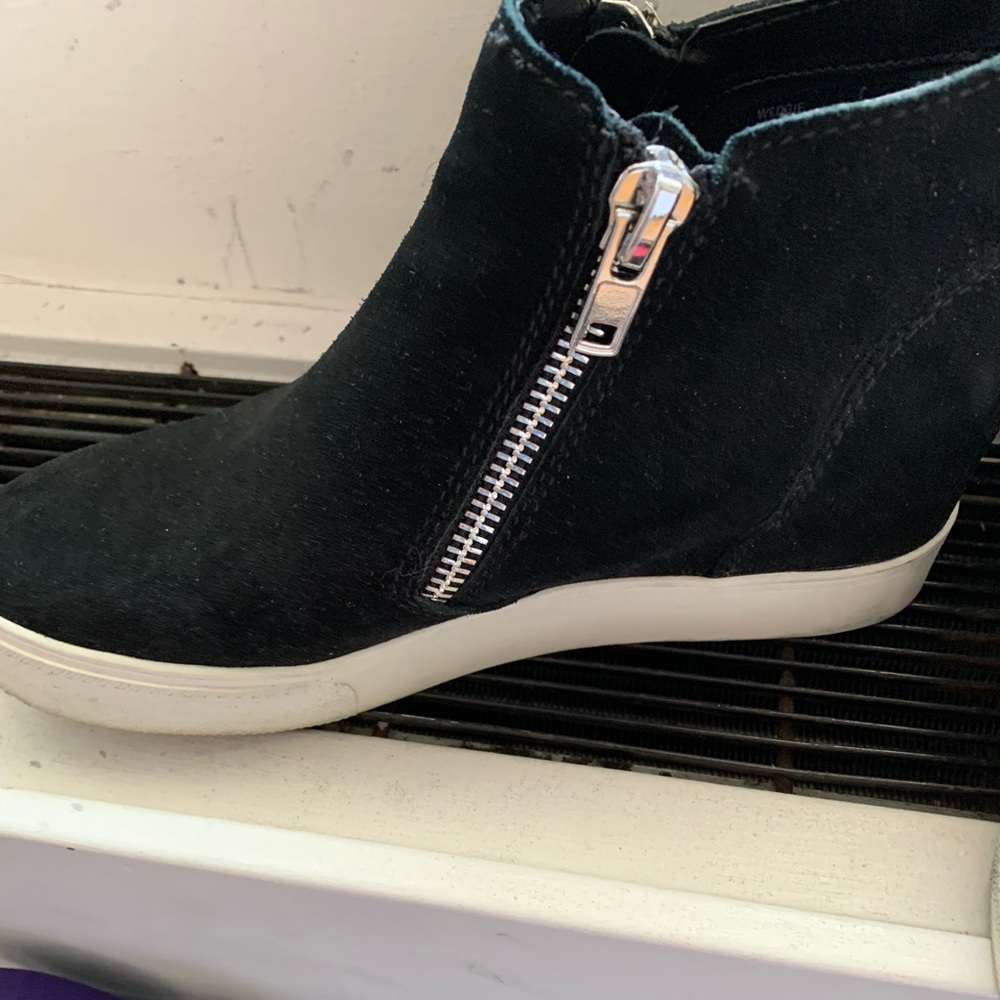 Black wedge sneakers